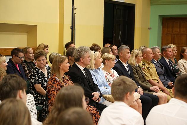 Uroczyste zakończenie roku szkolnego w lęborskich szkołach podstawowych: Emocje, nagrody i plany na wakacje!