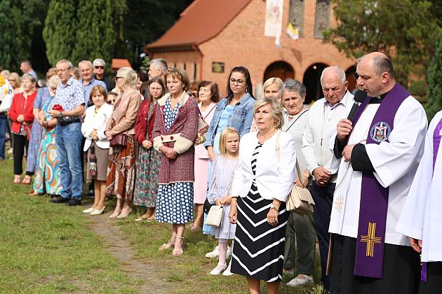 W hołdzie bohaterom i ofiarom wojny