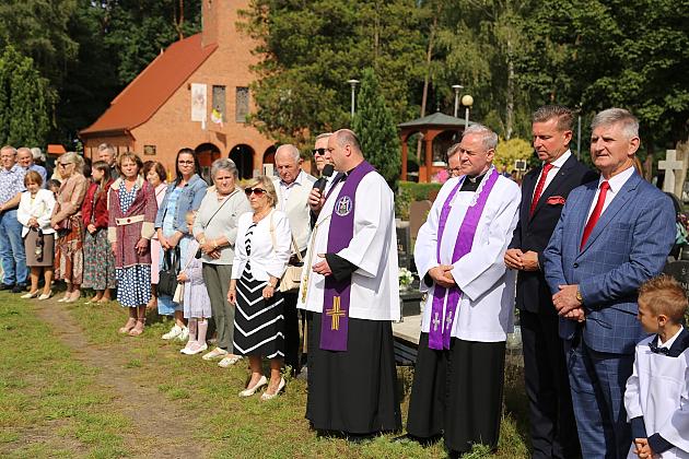 W hołdzie bohaterom i ofiarom wojny