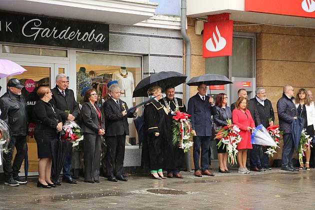 W hołdzie bohaterom i ofiarom wojny