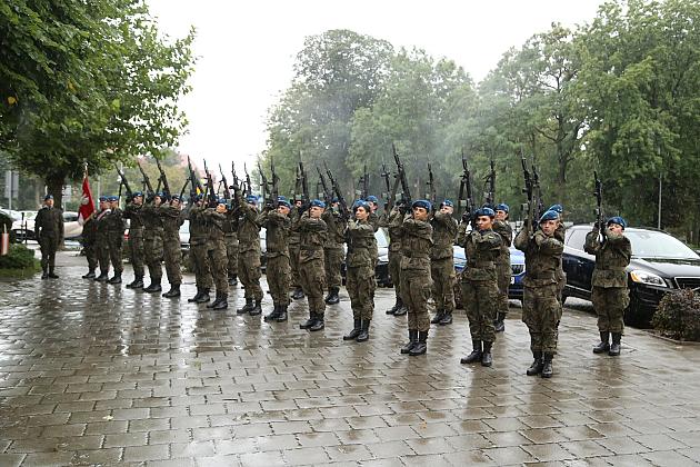 W hołdzie bohaterom i ofiarom wojny