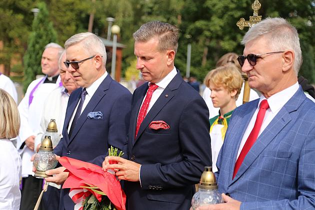 W hołdzie bohaterom i ofiarom wojny