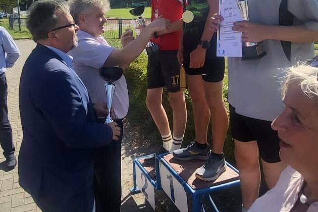 Rywalizowali w biegach przełajowych na stadionie