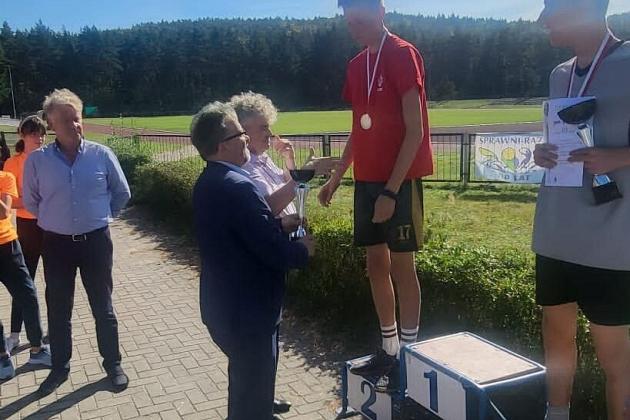 Rywalizowali w biegach przełajowych na stadionie