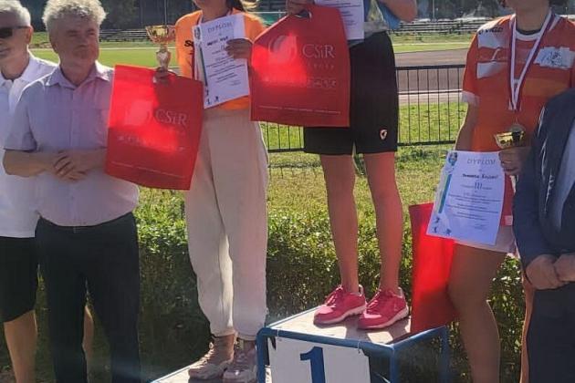 Rywalizowali w biegach przełajowych na stadionie