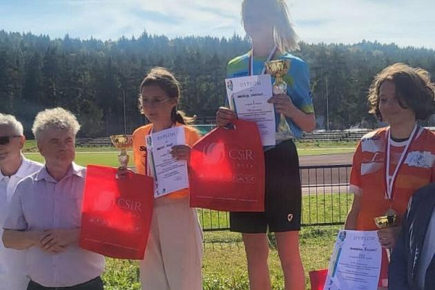 Rywalizowali w biegach przełajowych na stadionie