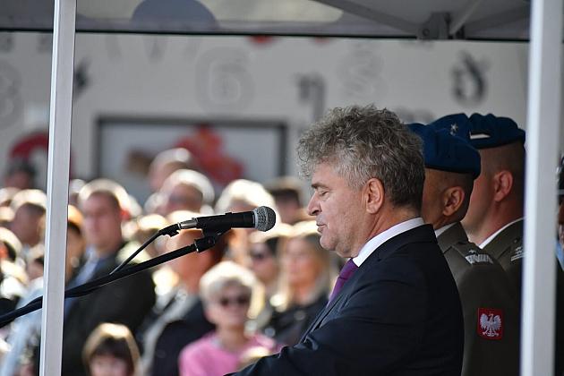 Uroczysta przysięga wojskowa na placu Pokoju