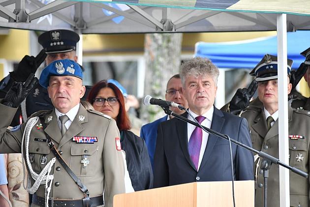 Uroczysta przysięga wojskowa na placu Pokoju