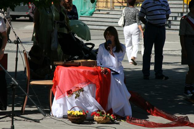 Kwiaty i znicze pamięci w rocznicę wybuchu II wojny światowej