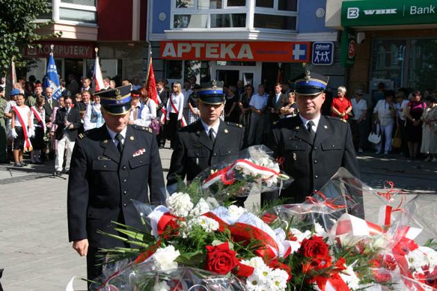 Kwiaty i znicze pamięci w rocznicę wybuchu II wojny światowej