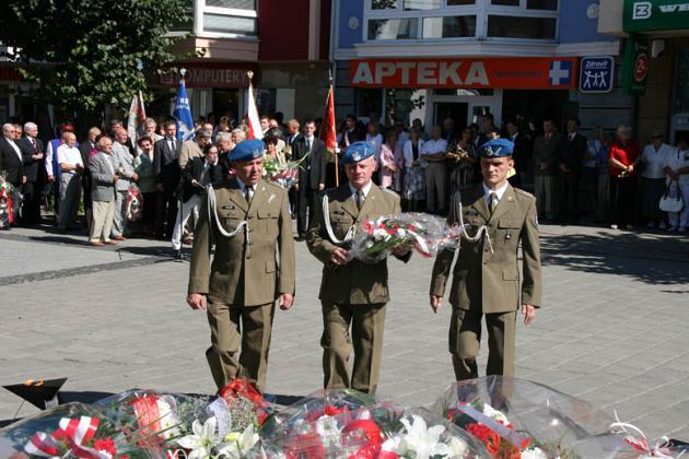 Kwiaty i znicze pamięci w rocznicę wybuchu II wojny światowej