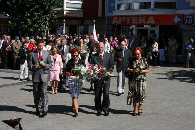 Kwiaty i znicze pamięci w rocznicę wybuchu II wojny światowej