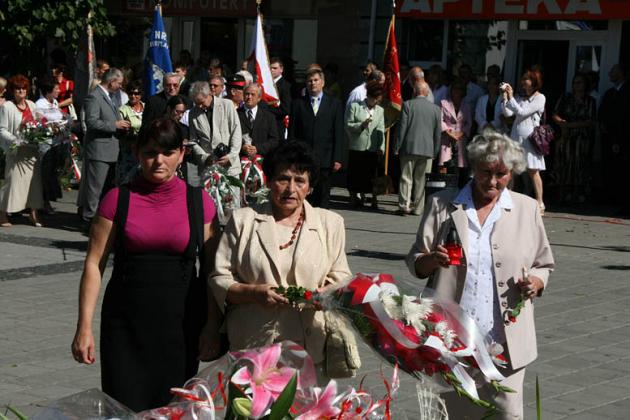 Kwiaty i znicze pamięci w rocznicę wybuchu II wojny światowej