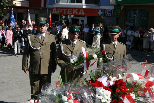 Kwiaty i znicze pamięci w rocznicę wybuchu II wojny światowej
