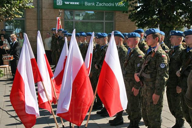 Kwiaty i znicze pamięci w rocznicę wybuchu II wojny światowej