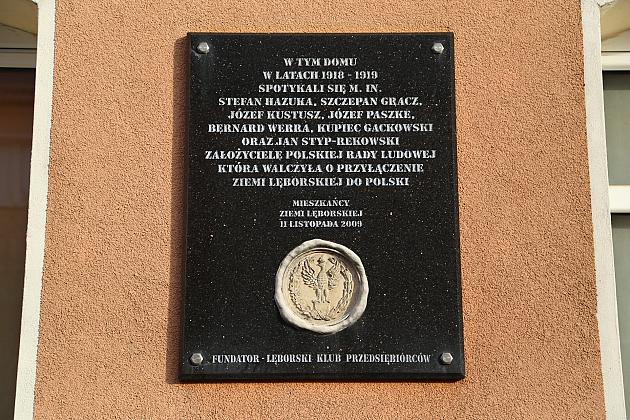 Znicze pod tablicą Polskiej Rady Ludowej