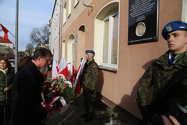 Znicze pod tablicą Polskiej Rady Ludowej