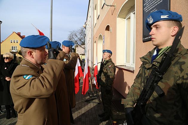Znicze pod tablicą Polskiej Rady Ludowej