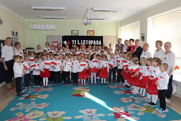 Wspólne śpiewanie hymnu narodowego w lęborskich szkołach i przedszkolach