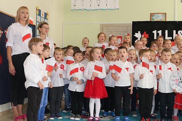Wspólne śpiewanie hymnu narodowego w lęborskich szkołach i przedszkolach