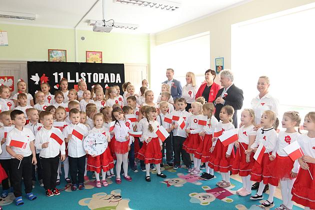 Wspólne śpiewanie hymnu narodowego w lęborskich szkołach i przedszkolach