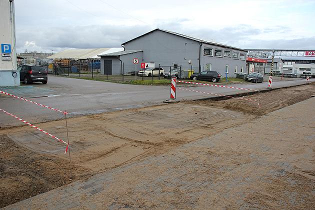 Ulica Zwarowska w przebudowie. Powstają nowe miejsca parkingowe