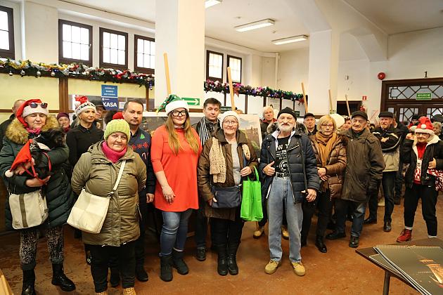 100 kalendarzy Lęborka na rok 2024 rozdanych na „Mikołajki”