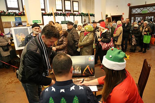 100 kalendarzy Lęborka na rok 2024 rozdanych na „Mikołajki”