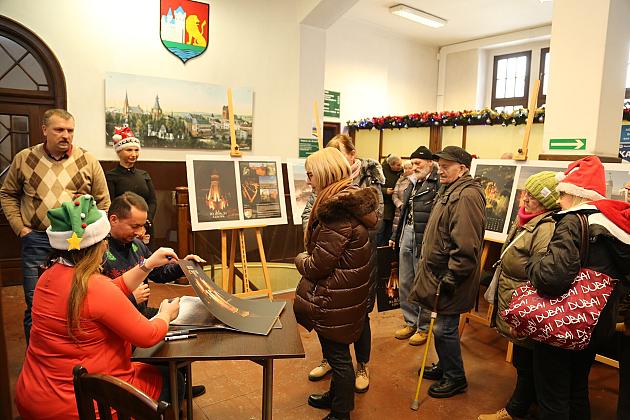 100 kalendarzy Lęborka na rok 2024 rozdanych na „Mikołajki”