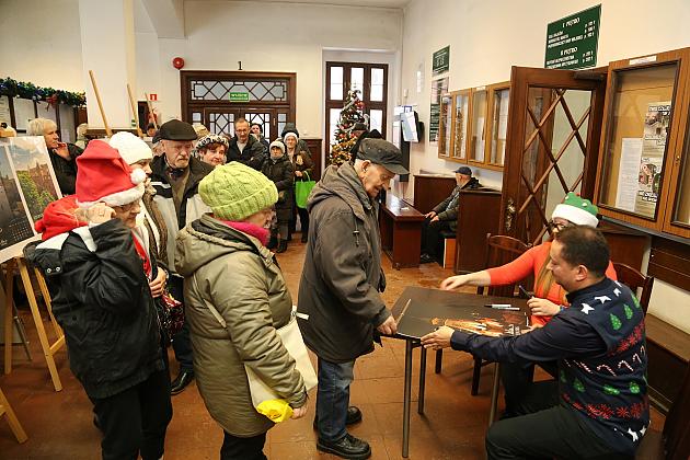 100 kalendarzy Lęborka na rok 2024 rozdanych na „Mikołajki”