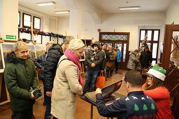 100 kalendarzy Lęborka na rok 2024 rozdanych na „Mikołajki”