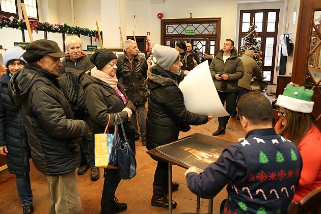 100 kalendarzy Lęborka na rok 2024 rozdanych na „Mikołajki”