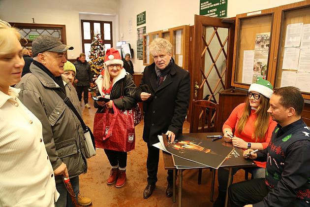 100 kalendarzy Lęborka na rok 2024 rozdanych na „Mikołajki”