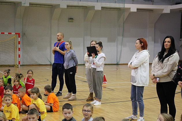 „Pierwszaki” na start! Sportowa rywalizacja w SP7