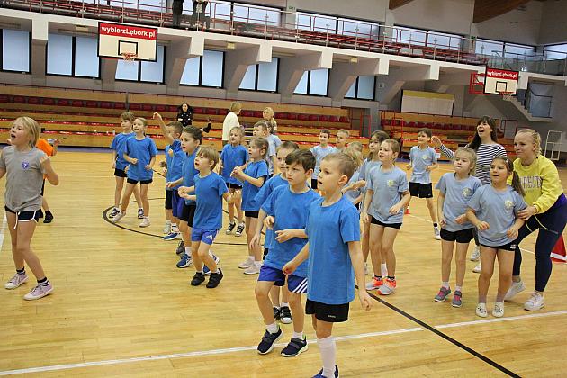 „Pierwszaki” na start! Sportowa rywalizacja w SP7