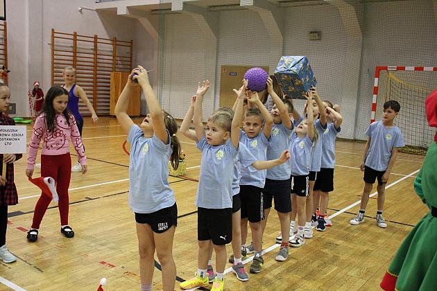 „Pierwszaki” na start! Sportowa rywalizacja w SP7