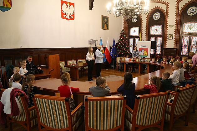 Świąteczne spotkanie dzieci z przedszkoli w Ratuszu