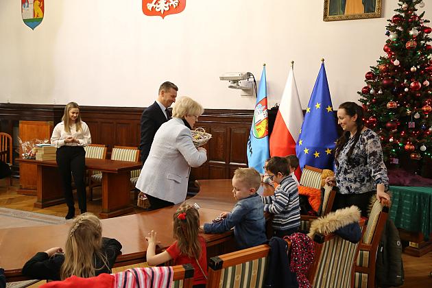Świąteczne spotkanie dzieci z przedszkoli w Ratuszu