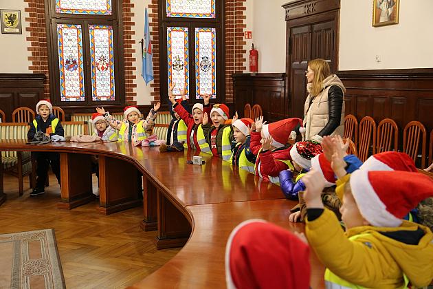 Świąteczne spotkanie dzieci z przedszkoli w Ratuszu