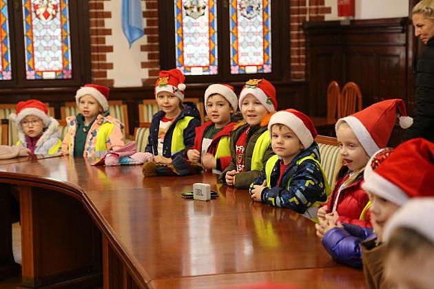 Świąteczne spotkanie dzieci z przedszkoli w Ratuszu