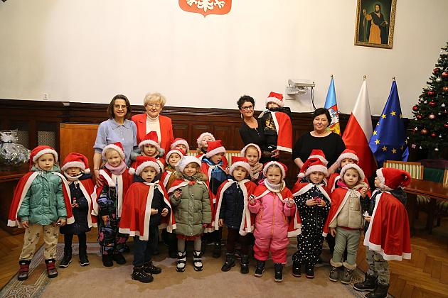 Świąteczne spotkanie dzieci z przedszkoli w Ratuszu