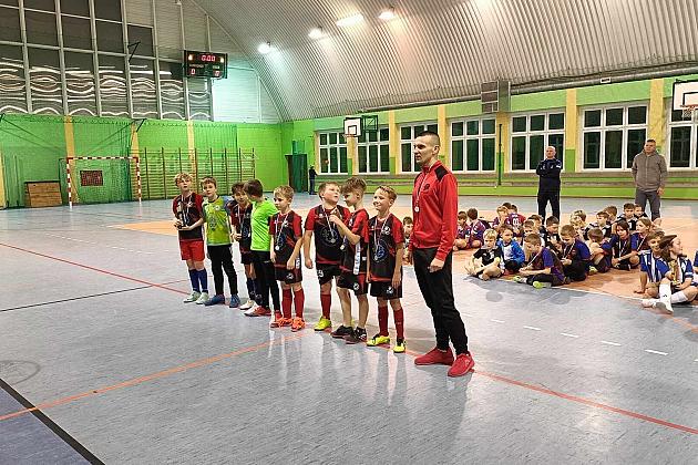Małe talenty z MKS Lew Lębork błyszczą na wojewódzkim turnieju Piłki Nożnej Winter Linia Cup 2023