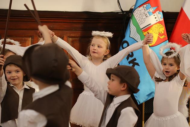 Ksiądz Biskup kolędował w ratuszu