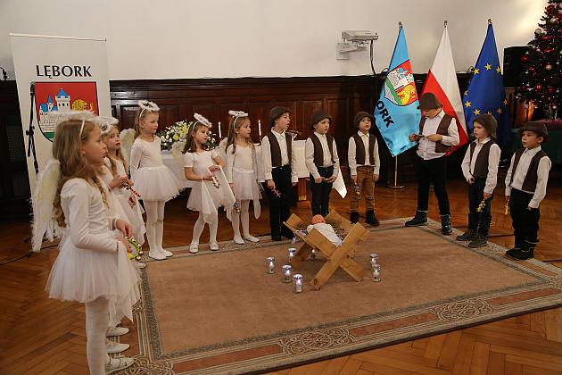 Ksiądz Biskup kolędował w ratuszu