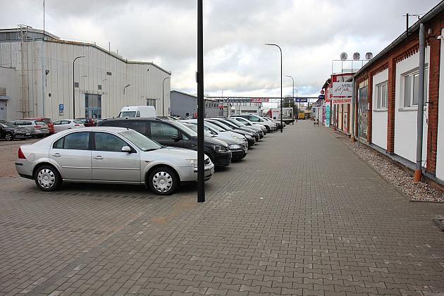 Ulica Zwarowska zyskała parking. Wkrótce II etap budowy.
