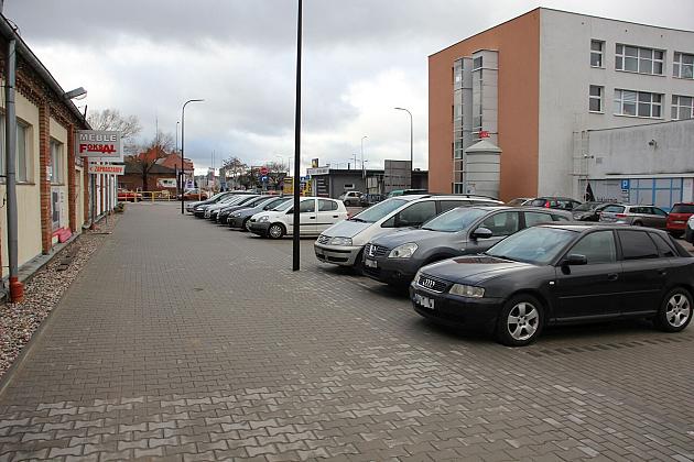 Ulica Zwarowska zyskała parking. Wkrótce II etap budowy.