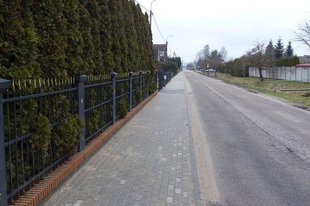 Ulica Kanałowa z nowym chodnikiem