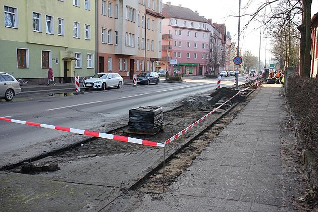 Ruszył remont chodnika i nawierzchni ulicy Wojska Polskiego