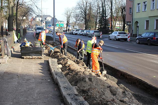 Ruszył remont chodnika i nawierzchni ulicy Wojska Polskiego