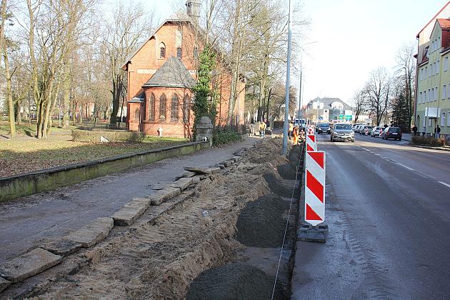 Ruszył remont chodnika i nawierzchni ulicy Wojska Polskiego